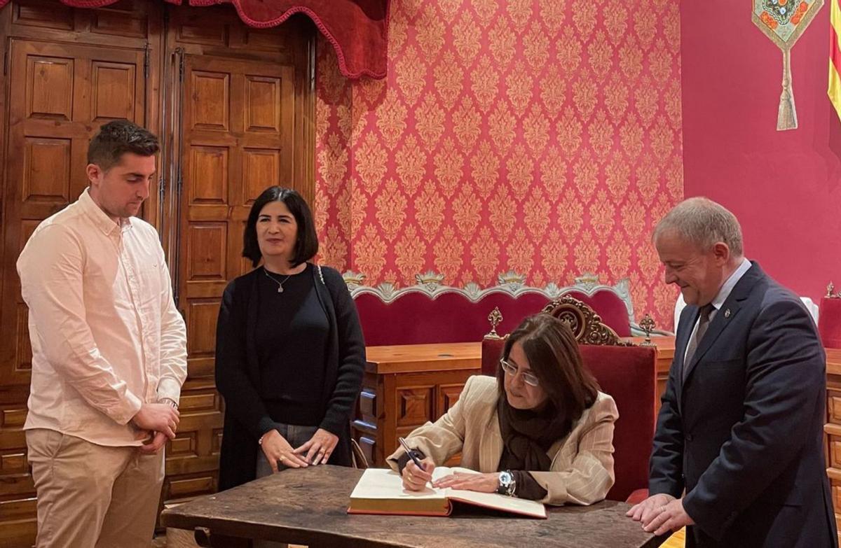 La Justicia de Aragón firmó en el Libro de Oro de la ciudad.