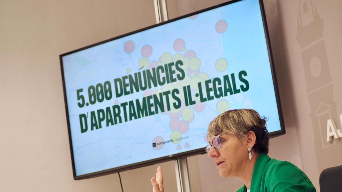 Papi Robles, portavoz de Compromís, presenta los datos sobre apartamentos turísticos.