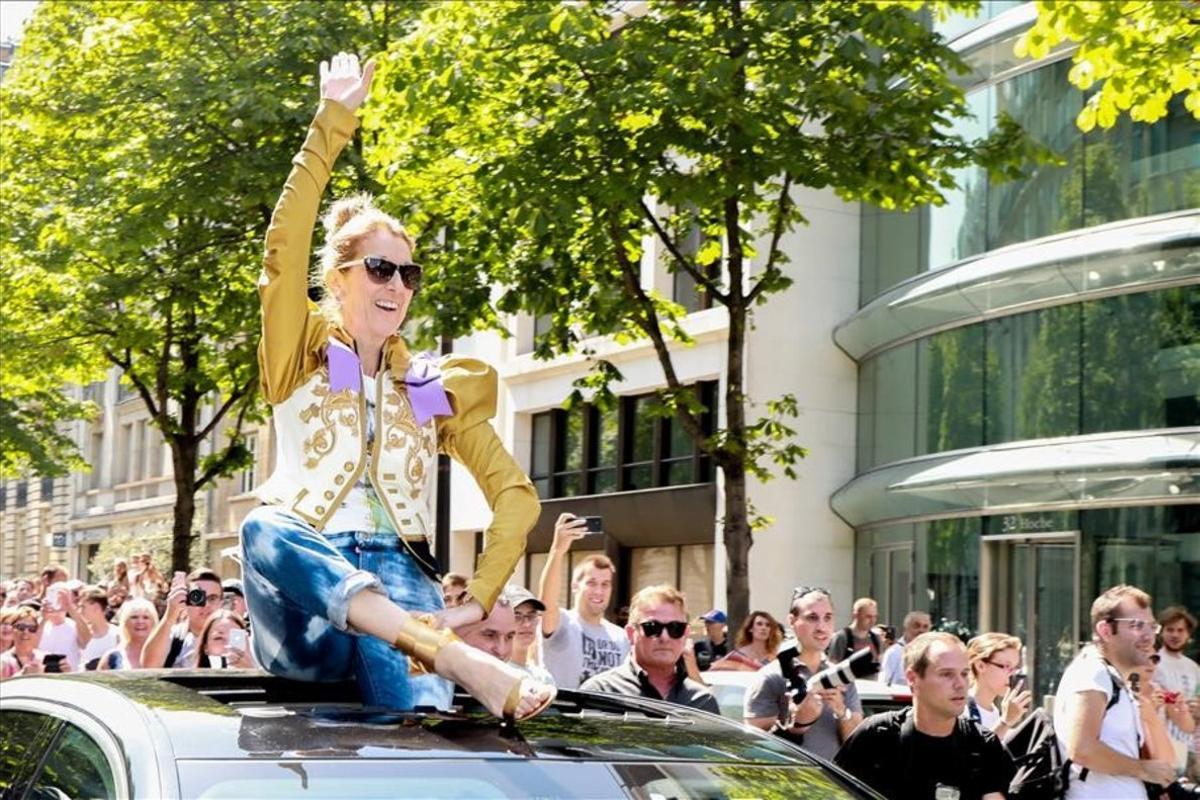 zentauroepp39235547 celine dion is seen leaving le royal monceau hotel in paris 191122120030