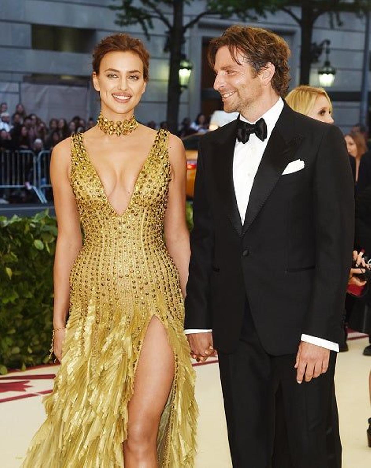 Bradley Cooper mira a Irina Shayk en la Gala Met