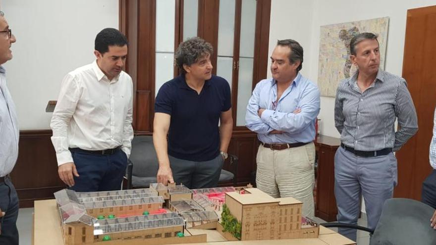 El alcalde y el secretario autonómico contemplando esta mañana la maqueta de Rodes