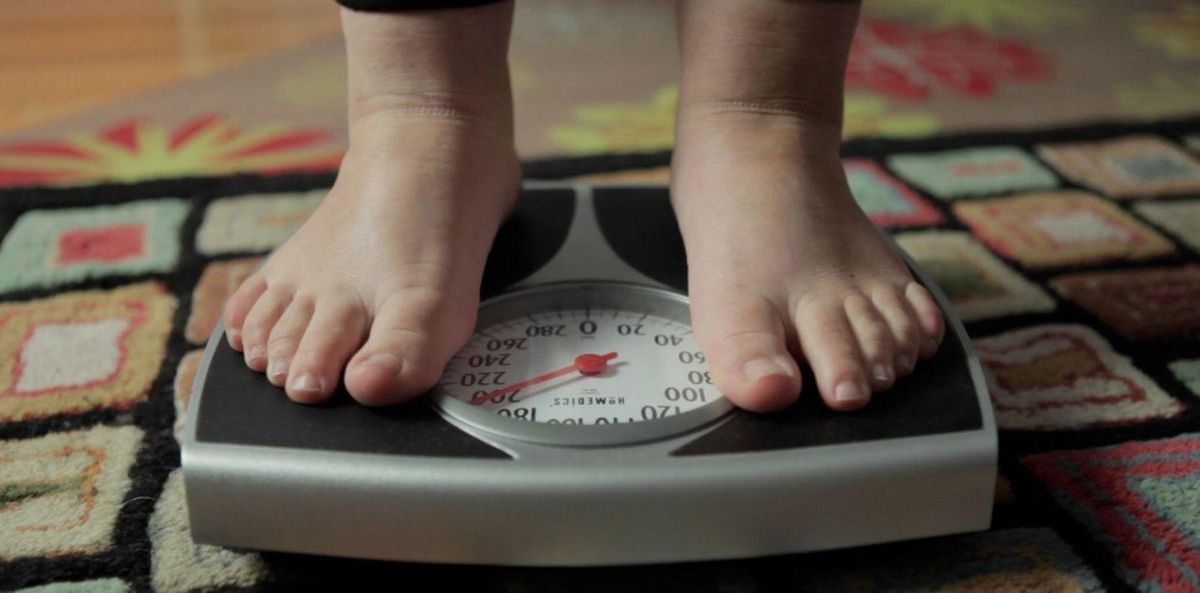 Un joven con obesidad se pesa en una báscula. | Efe | FDV