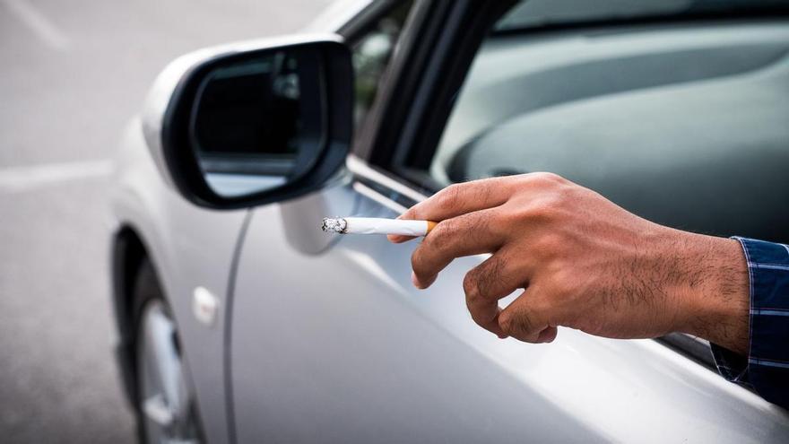 ¿Te pueden multar por fumar al volante? Esto es lo que dice la DGT en 2025