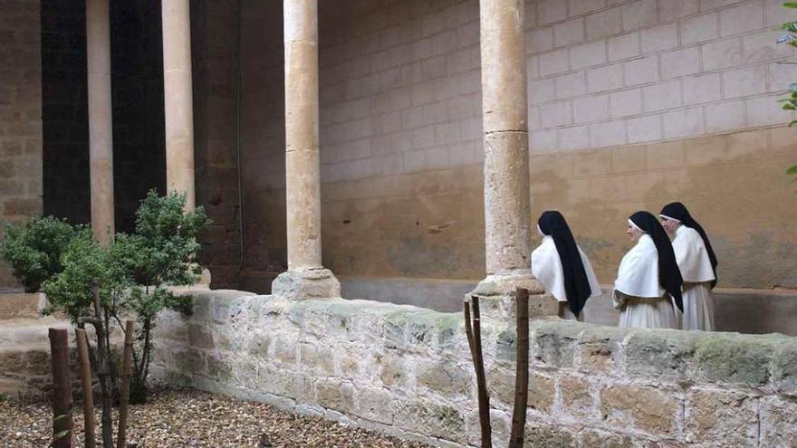 Tres religiosas pasean por un patio del convento de Santa Sofía, asentado en un palacio de la reina. Foto