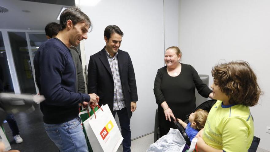 Toril y Pelegrín, esta mañana en el Hospital del Vinalopó, repartiendo regalos