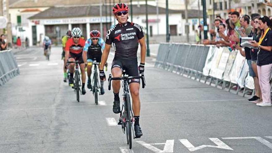 Biel Pons entra en la meta de Campos.