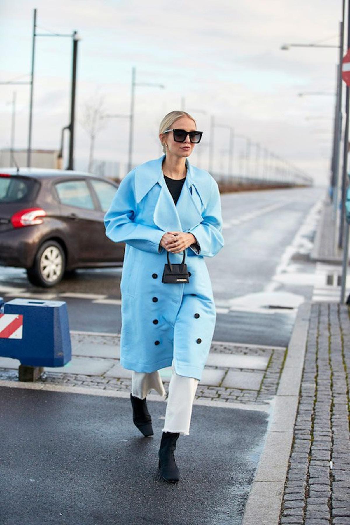 Abrigo de color azul celeste visto en el 'street style' de Copenhague