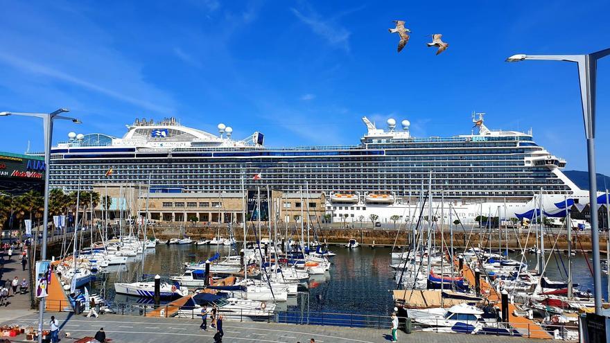 El crucero &quot;Enchanted Princess&quot; en el Muelle de Trasatlánticos.