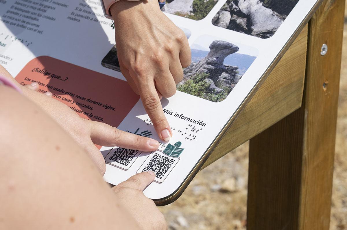 Una de las medidas de accesibilidad presentes en las diferentes rutas es la adaptación de los carteles a 'lectura fácil'