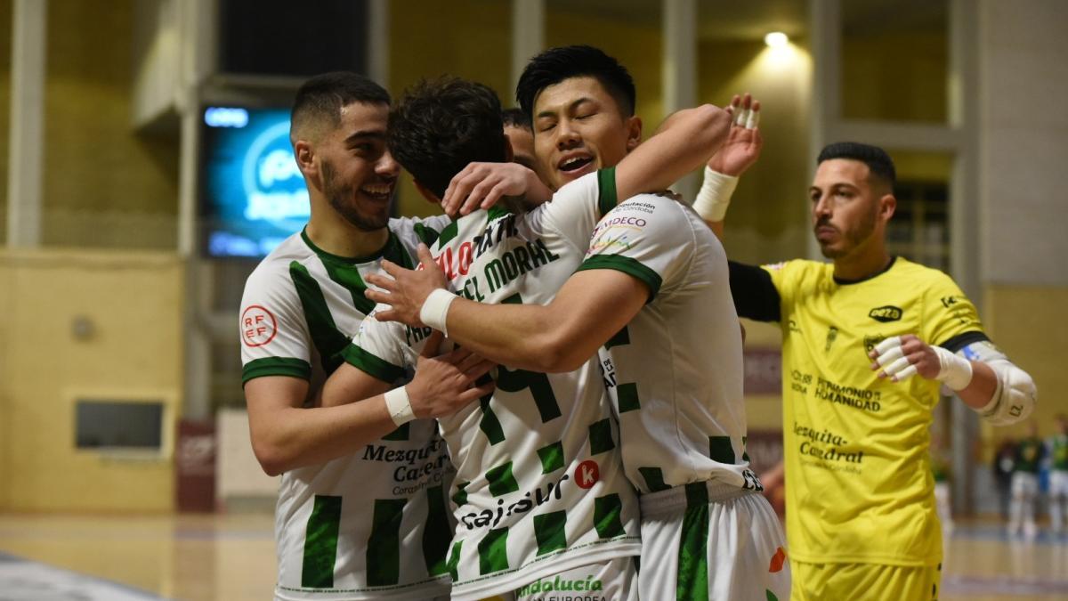 Perin, Pablo del Moral y Shimizu celebran un gol del Córdoba Patrimonio de la Humanidad.