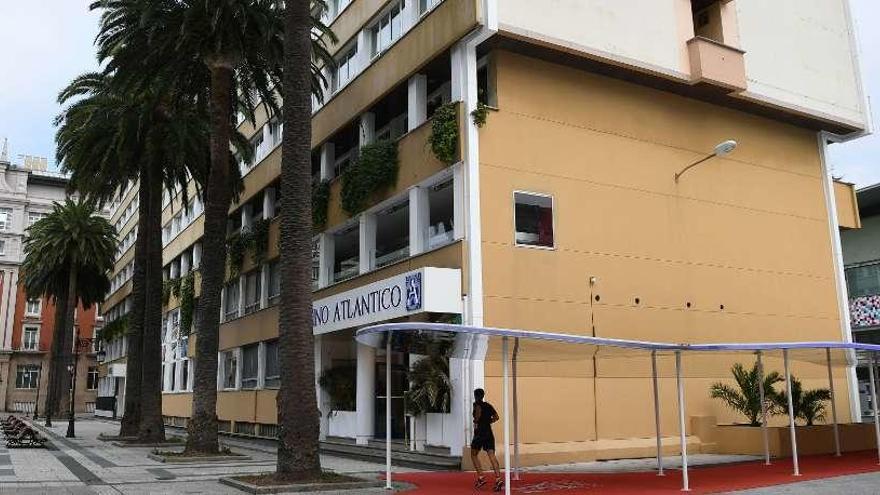 Exterior del edificio del hotel Atlántico, en los jardines de Méndez Núñez.