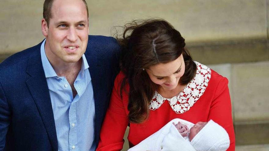 El príncipe Guillermo y Catalina con el niño, ayer, a la salida del hospital.