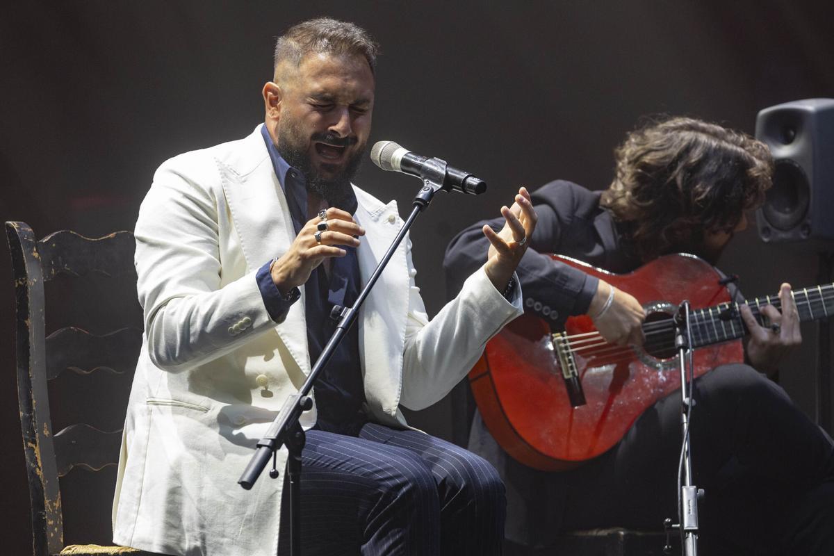 LA UNIÓN, 09/08/2026.- El cantaor flamenco de Córdoba, Rafael Plantón Heredia, "Rafa del Calli", ganador de la Lámpara Minera de la 65 edición del Festival Internacional del Cante de las Minas, posa con la Lámpara Minera en la madrugada del domingo en el Mercado Público de La Unión. EFE/Marcial Guillén