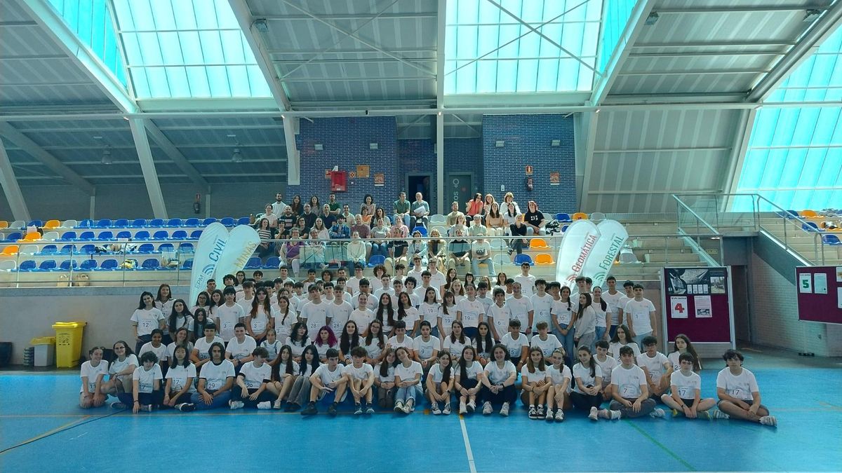 Foto de familia de los participantes en el evento.