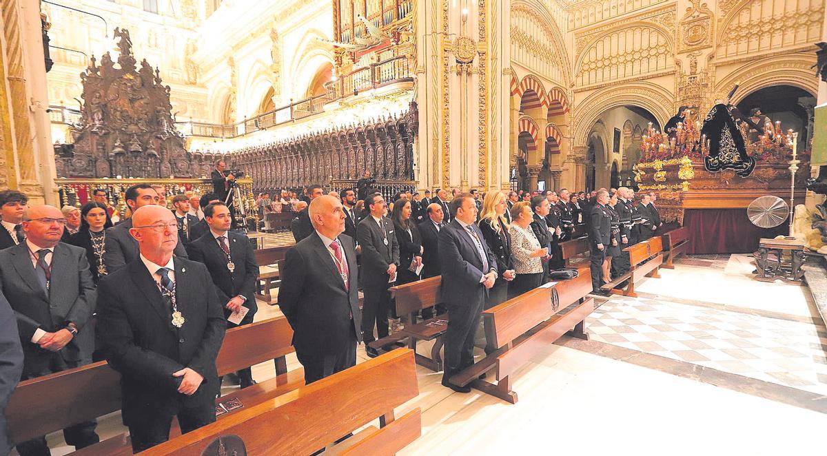 El paso de misterio de Nuestro Padre Jesús del Buen Suceso en el interior de la Mezquita Catedral.