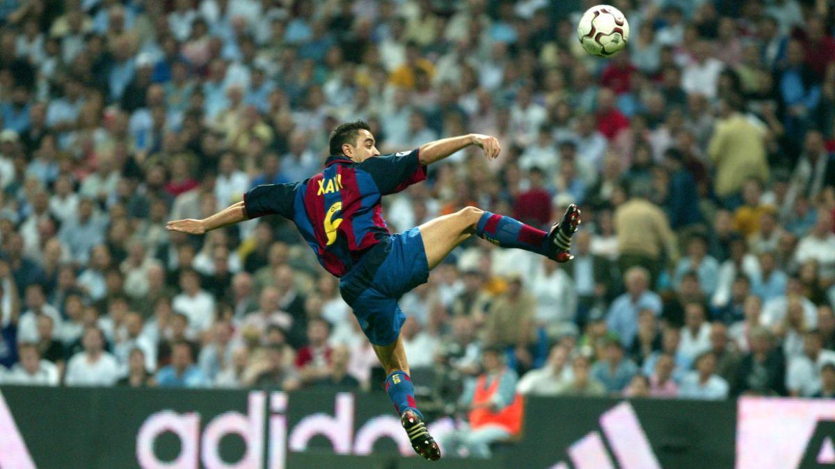 Xavi anotó un gol acrobático a pase de cuchara de Ronaldinho en el Santiago Bernabéu en 2004