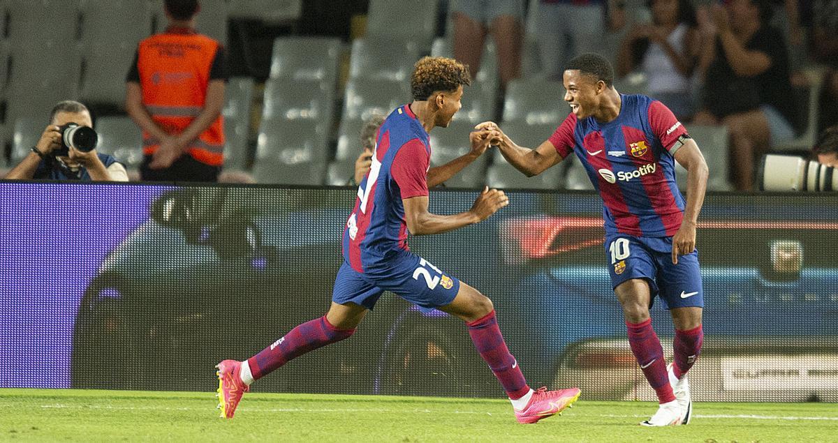 Lamine Yamal celebra con Ansu Fati el cuarto gol azulgrana en el estadio Lluis Comanys en Montjuic durante la celebración del trofeo Joan Gamper entre el FC Barcelona y el Tottenham Hotspur.