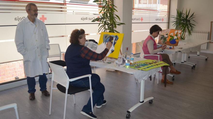 Un voluntario realiza indicaciones a los participantes en el taller. | E. P.