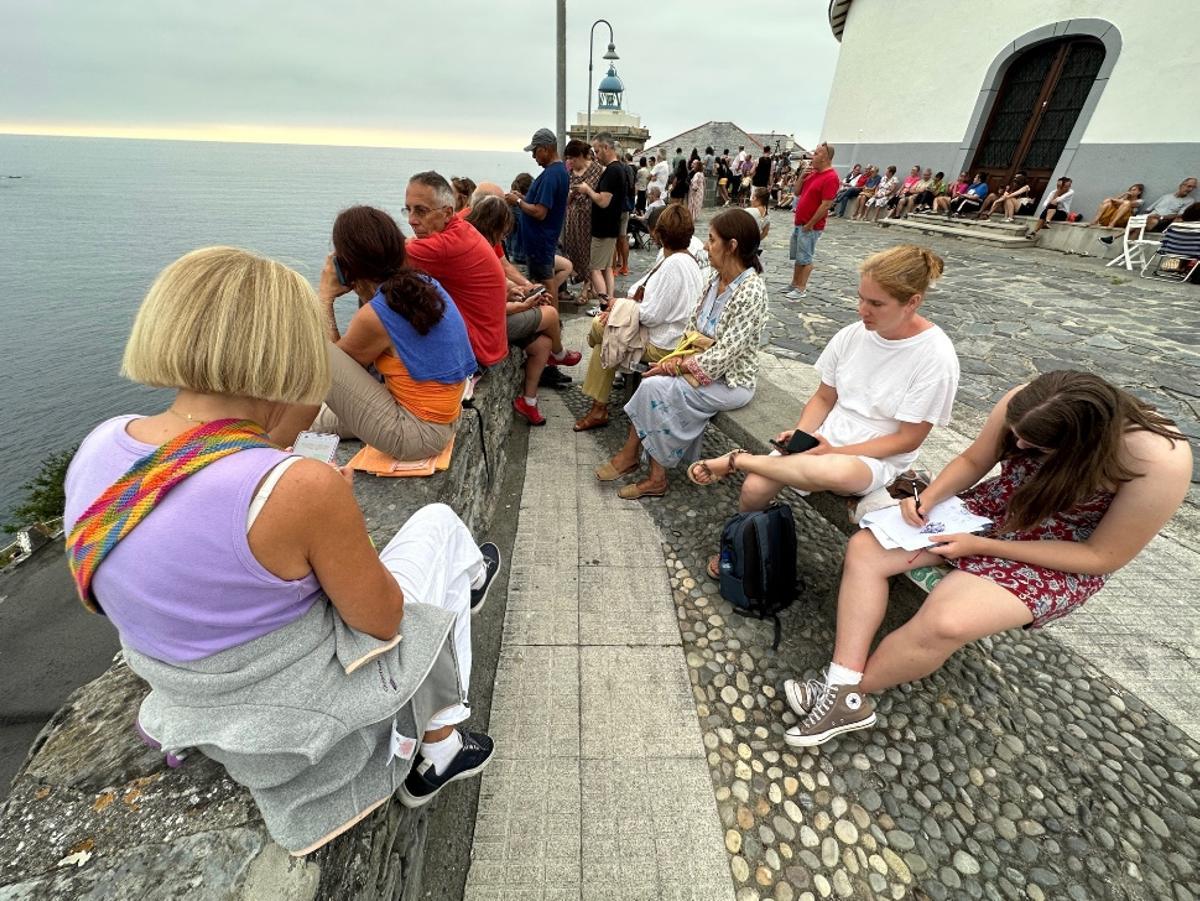Luarca vive el eclipse con emoción y "esperanza" pese a las nubes Luarca vive el eclipse con emoción y "esperanza" pese a las nubes