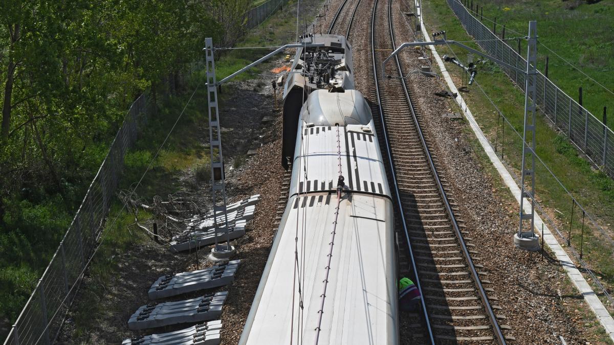 Estado del tren tras su salida de la vía.