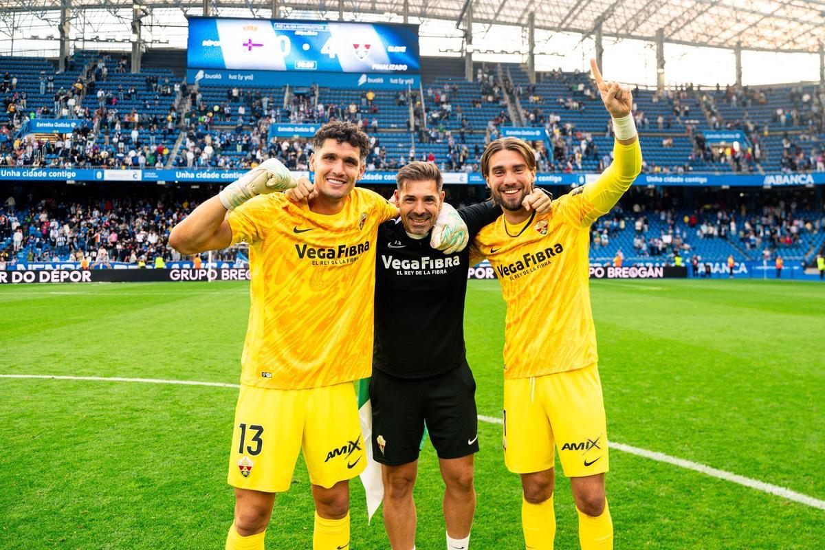 De izquierda a derecha, Matías Dituro, Javi Roda, entrenador de porteros; y Miguel San Román, sobre el césped de Riazor tras la consecución del ascenso.