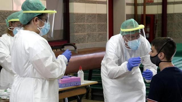 Un equip mòbil extraient mostres per a PCR a l'escola Bell-lloc de Girona |