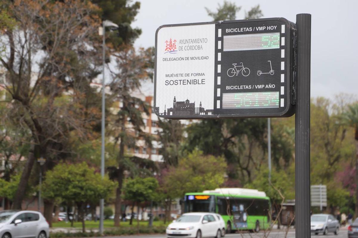 Panel informativo sobre el paso de bicis y patinetes.