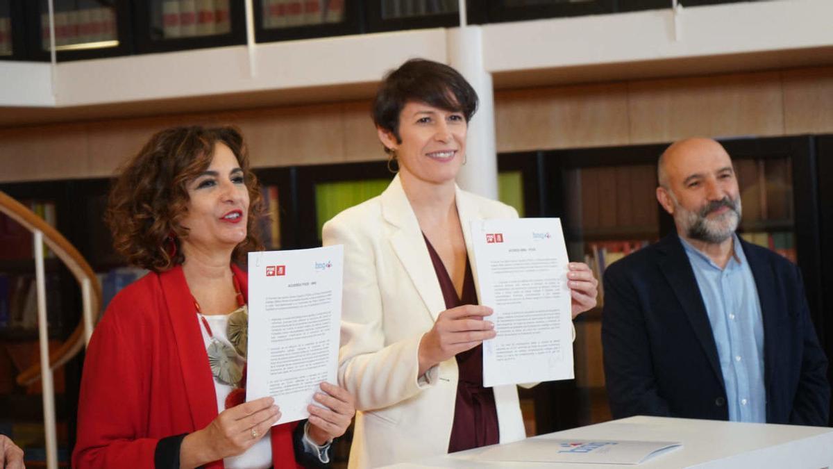 La ministra María Jesús Montero tras la firma del acuerdo con la portavoz del BNG, Ana Pontón, y su diputado, Néstor Rego.