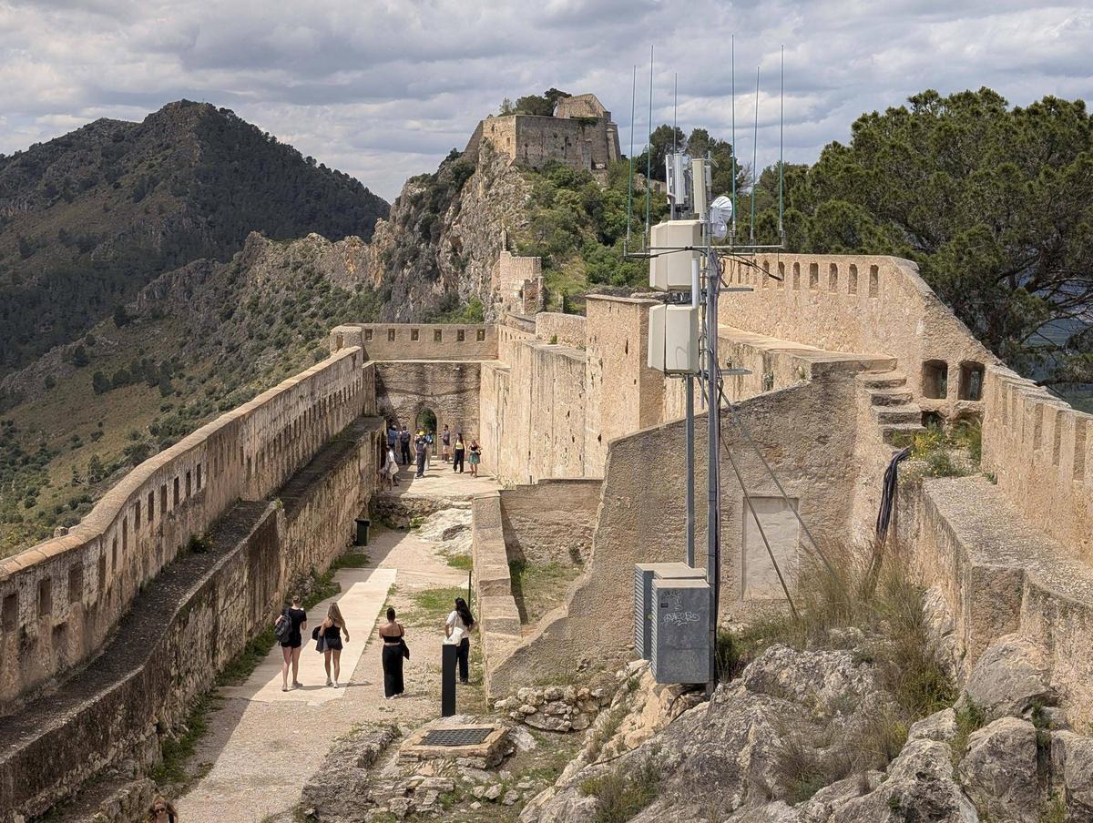 La antena de comunicaciones ubicada en el Castell Menor que será retirada.