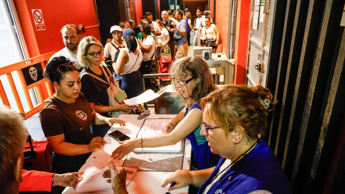 Reparto de alimentos organizado el Banco de Alimentos en Mestalla