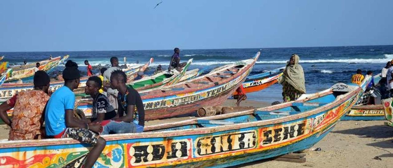 Dos imágenes de jóvenes pescadores de Yolf-Tonghor (Senegal), en la orilla de la playa. // FdV