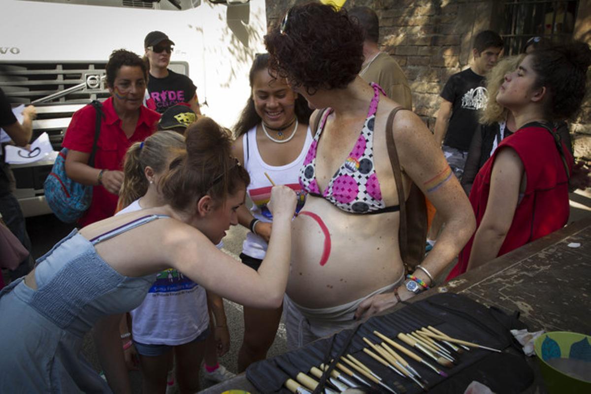 Una embarazada causa sensación el día del orgullo gay de Barcelona.