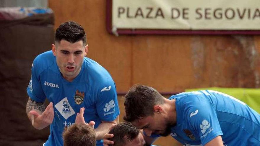 Los jugadores del Pontevedra celebran uno de los goles. // Área 11