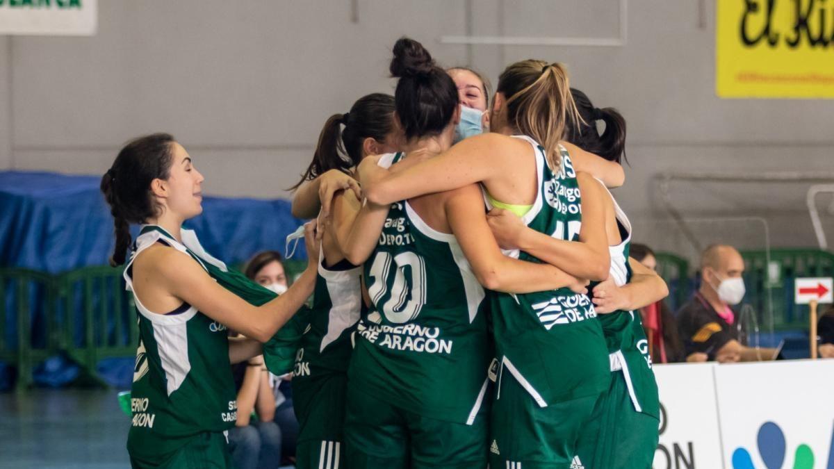 Equipo de baloncesto femenino del Stadium Casablanca, un referente en el apoyo al deporte de mujeres.