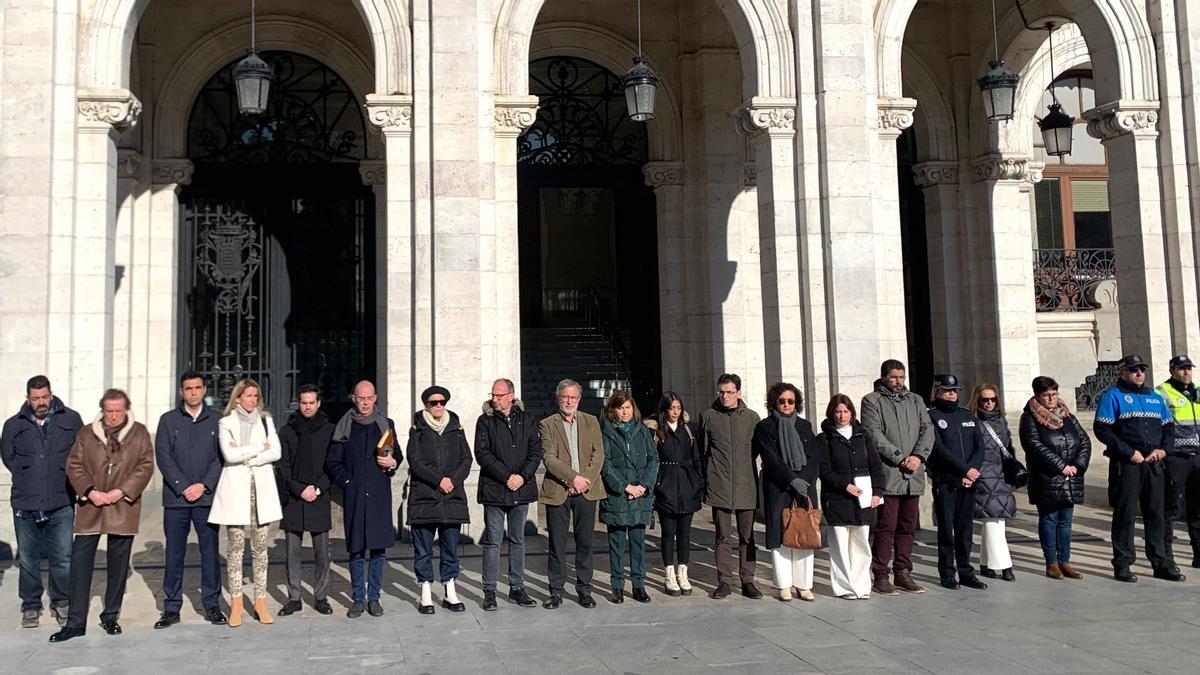 Concentración de condena ante la fachada del Ayuntamiento de Valladolid.