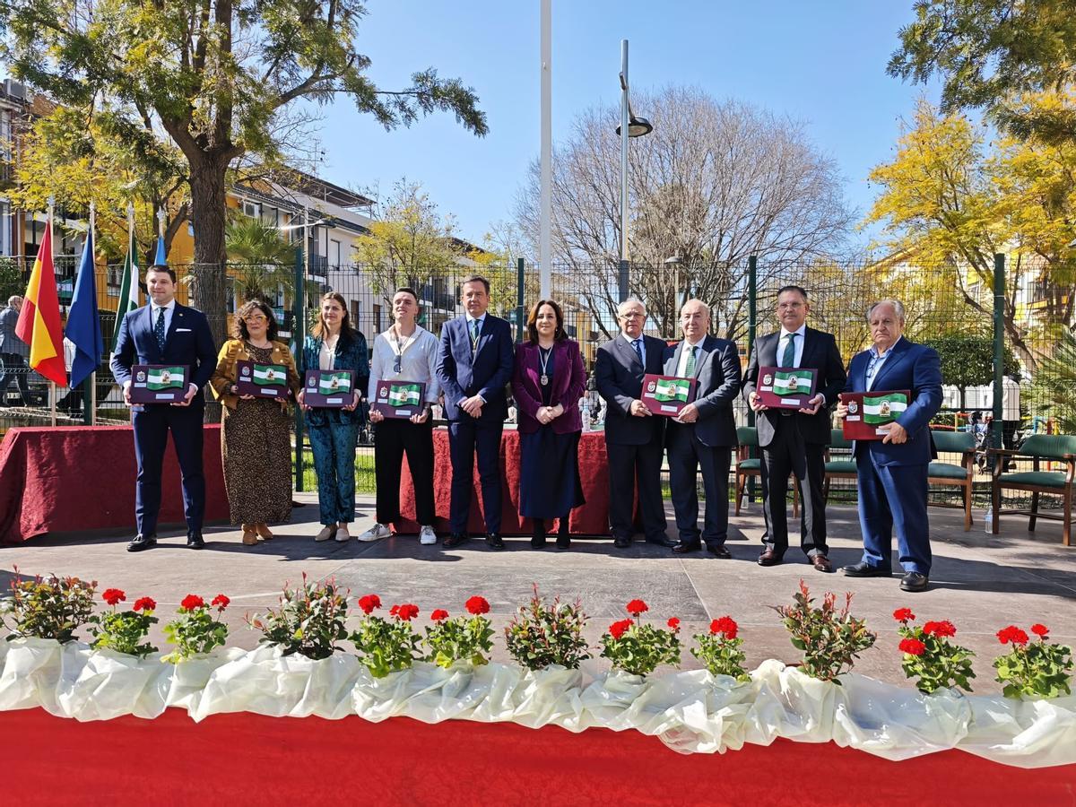 Lucena entregó siete banderas de Andalucía a entidades y personas destacadas con motivo del 28F.