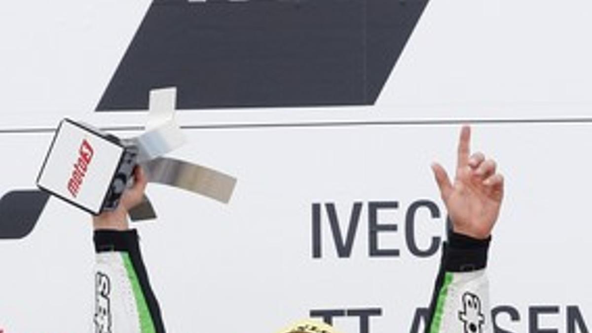 Maverick Viñales, piloto español de Moto3, celebra su victoria en el Gran Premio de Holanda.