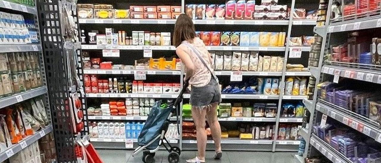 Una mujer hace la compra en un supermercado.