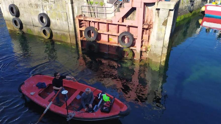 Los técnicos de Portos toman datos del puerto de Malpica.