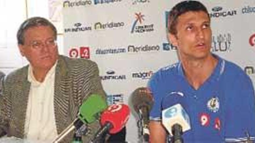 Carlos Cazorla en la rueda de prensa de ayer junto a Miguel Cano