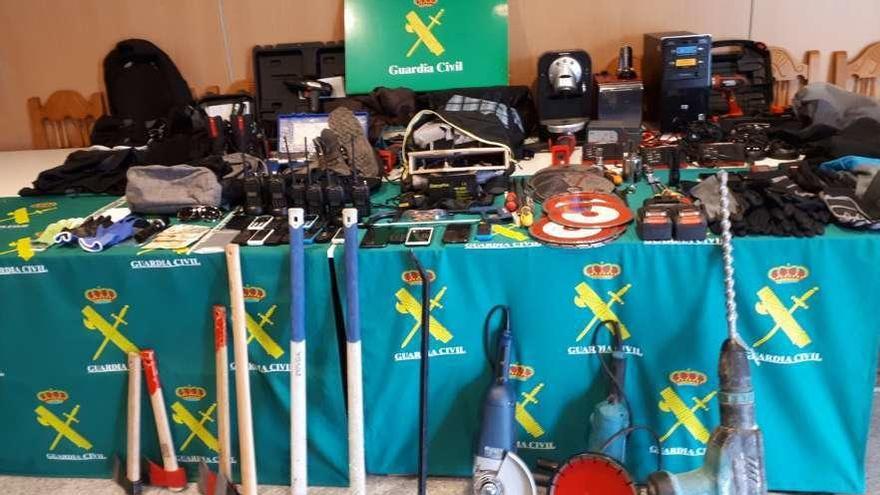 Herramientas y dispositivos que utilizaban los ladrones en sus robos y el material robado. // Guardia Civil