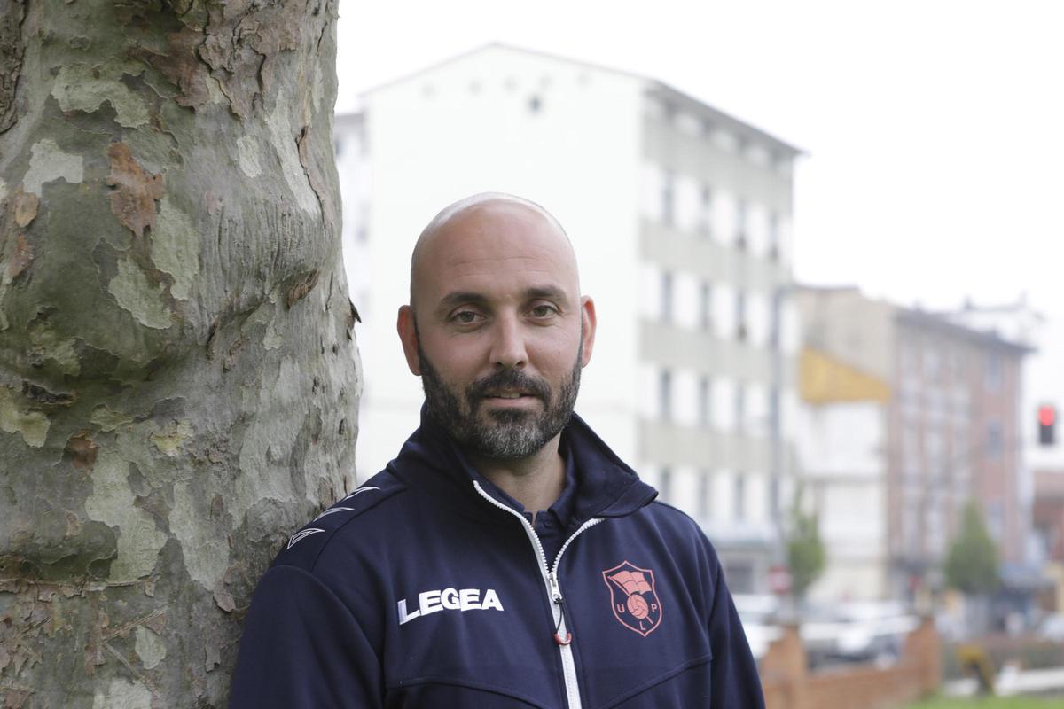 Dani López, durante su etapa como director deportivo en el Langreo.