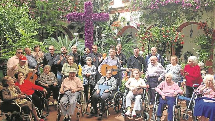 Las Cruces animan el ambiente festivo en calles y plazas de los municipios