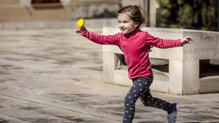 La pequeña Alisa corretea ajena al drama por la terraza de la conselleria de Afers Socials. | B. RAMON