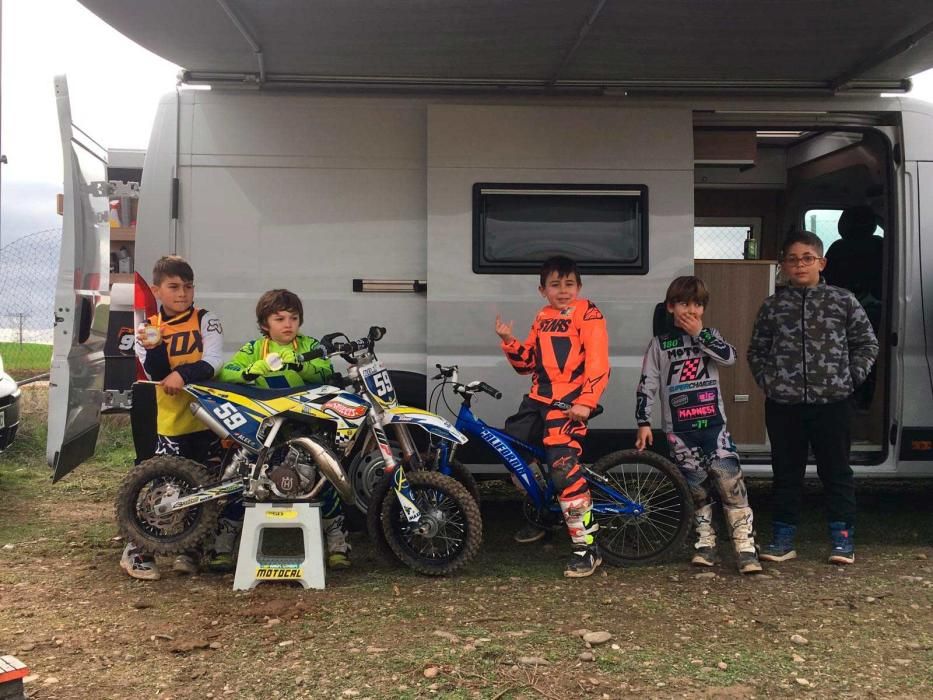 Tres niños de Oleiros forman parte de Kid Raiders, un equipo infantil gallego de motocross impulsado por la pasión de sus padres por este deporte.