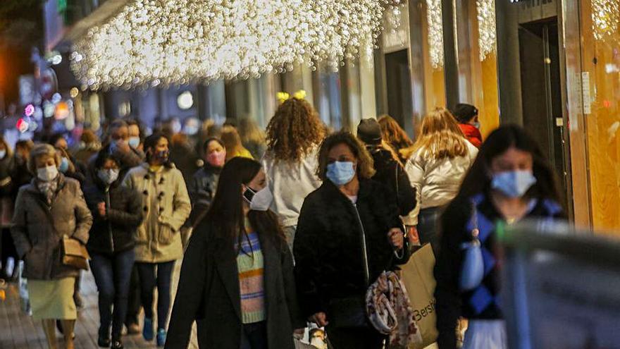 Compradores en la calle Colón un sábado de noviembre. | E. RIPOLL