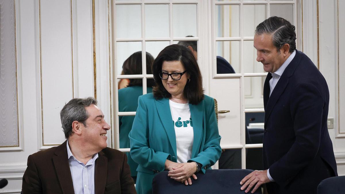 Los portavoces de Vox y el PP se saludan durante la junta de síndics de este martes, en las Corts