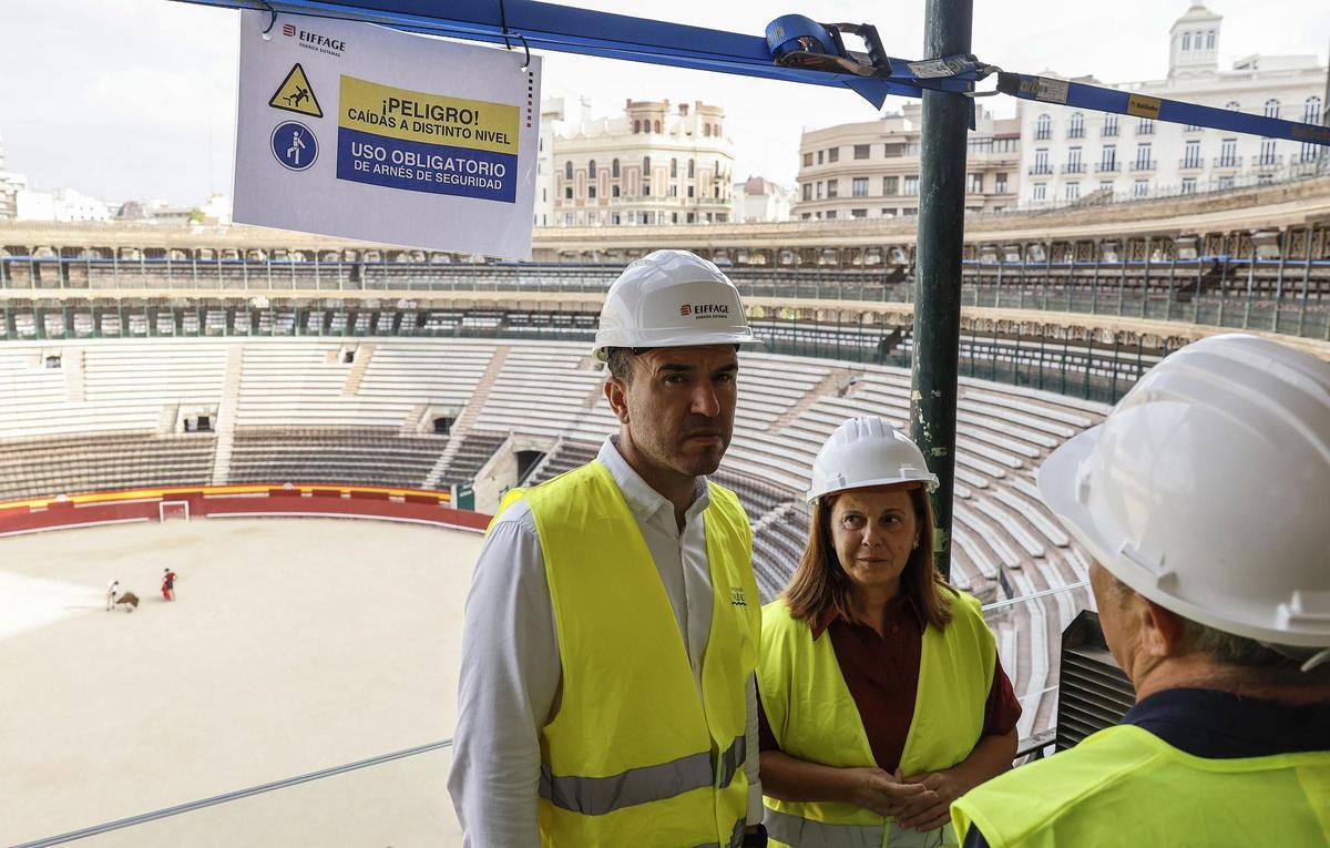El president de la Diputación, Vicent Mompó, visita los trabajos en la plaza acompañado por la vicepresidenta Reme Mazzolari