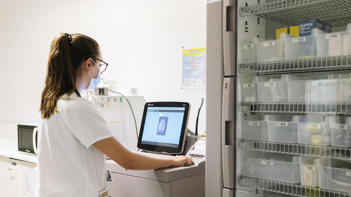 Una profesional sanitaria desarrolla su tarea en una farmacia hospitalaria.