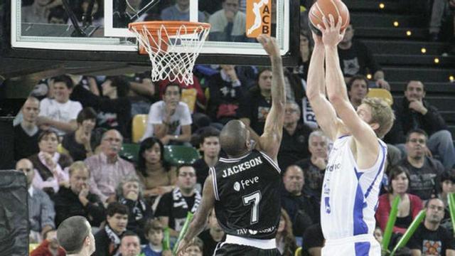 Doellman trata de anotar ante la defensa de Jackson.